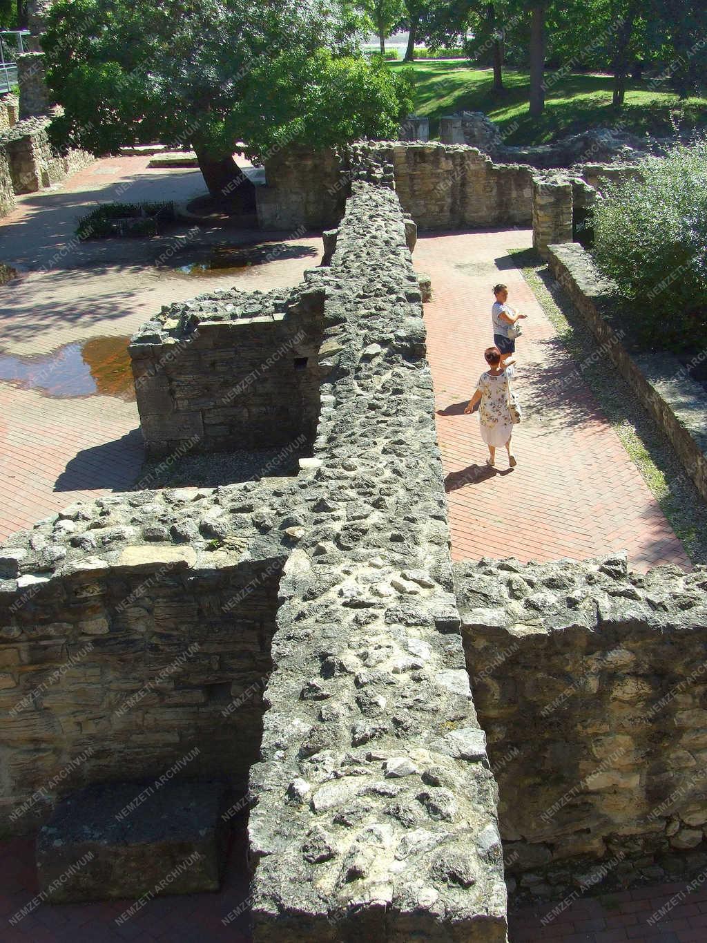 Egyházi emlék - Budapest - Látogatók a domonkos kolostornál