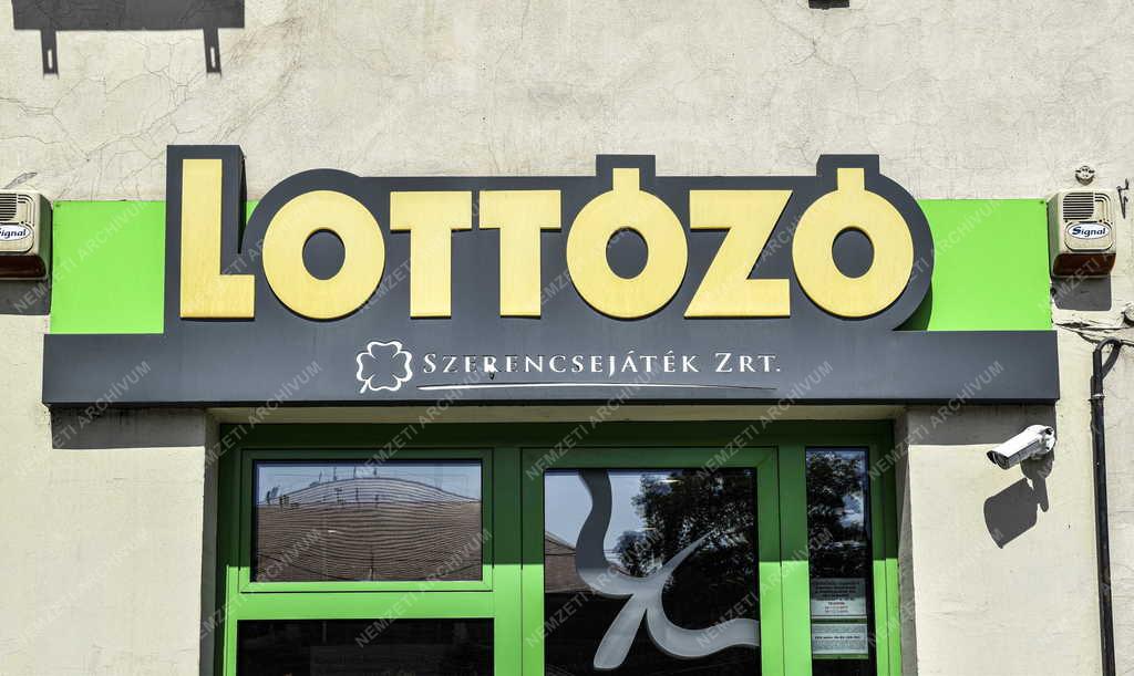 Szerencsejáték - Budapest - Lottózó a Bosnyák téren