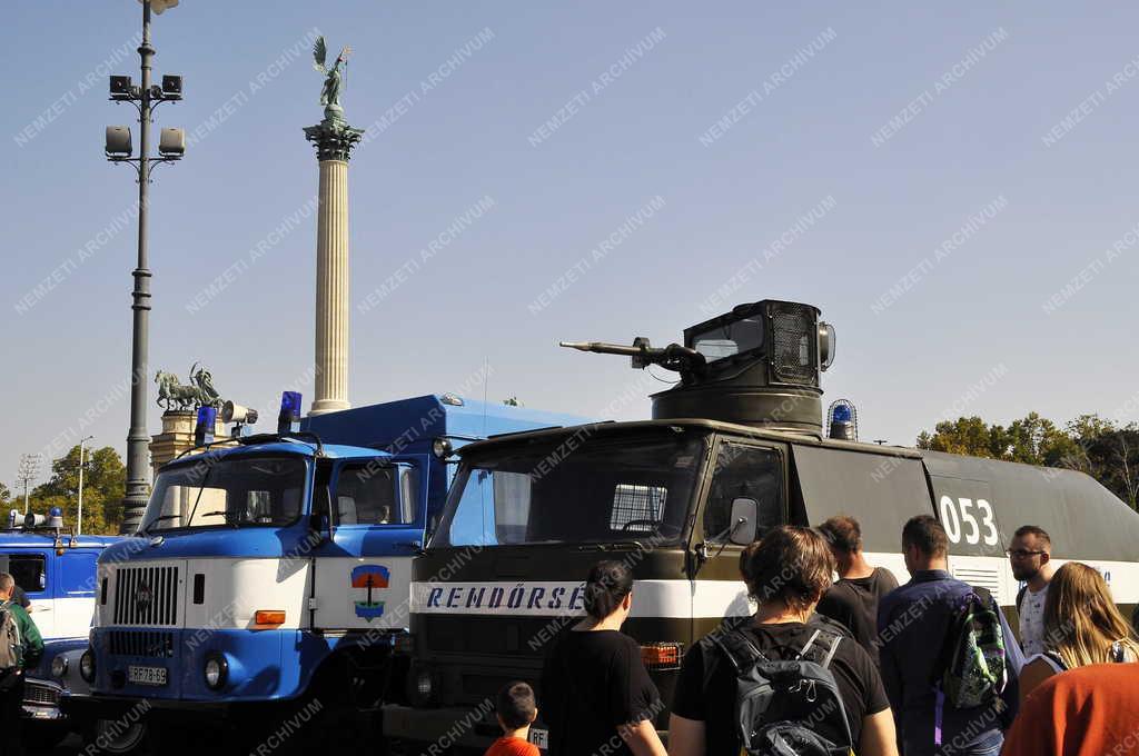 Évforduló - Rendőrségi autós felvonulás a BRFK fennállásának 140. évfordulóján