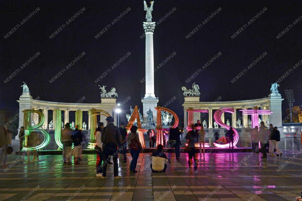 Idegenforgalom - Budapest - Térplasztika a Hősök terén