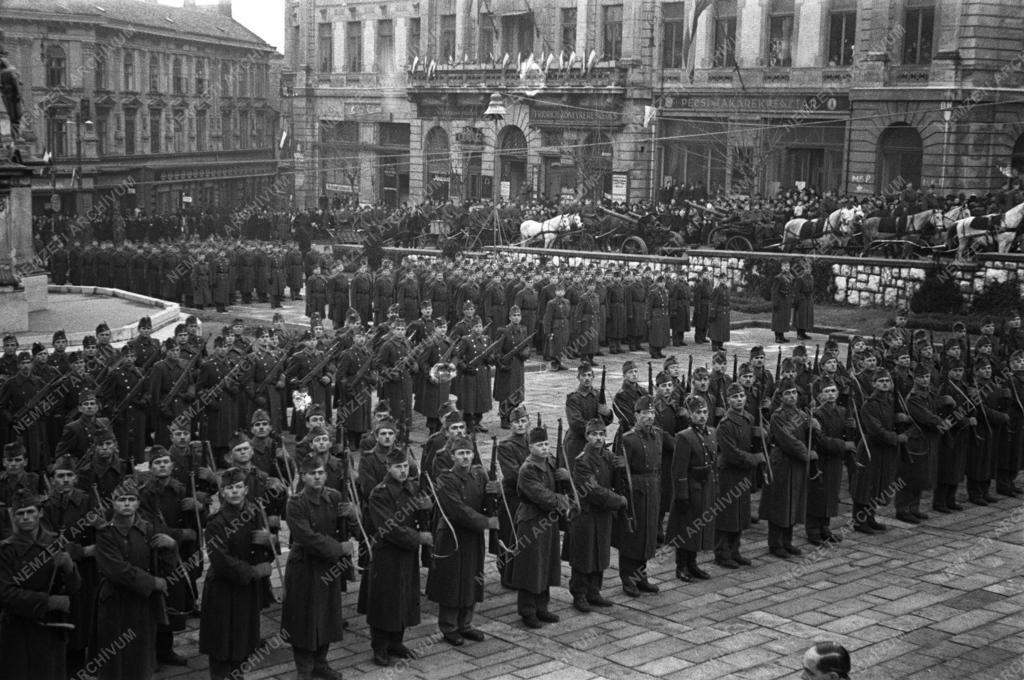 A VI. honvéd gyaloghadosztály eskütétele Pécsett