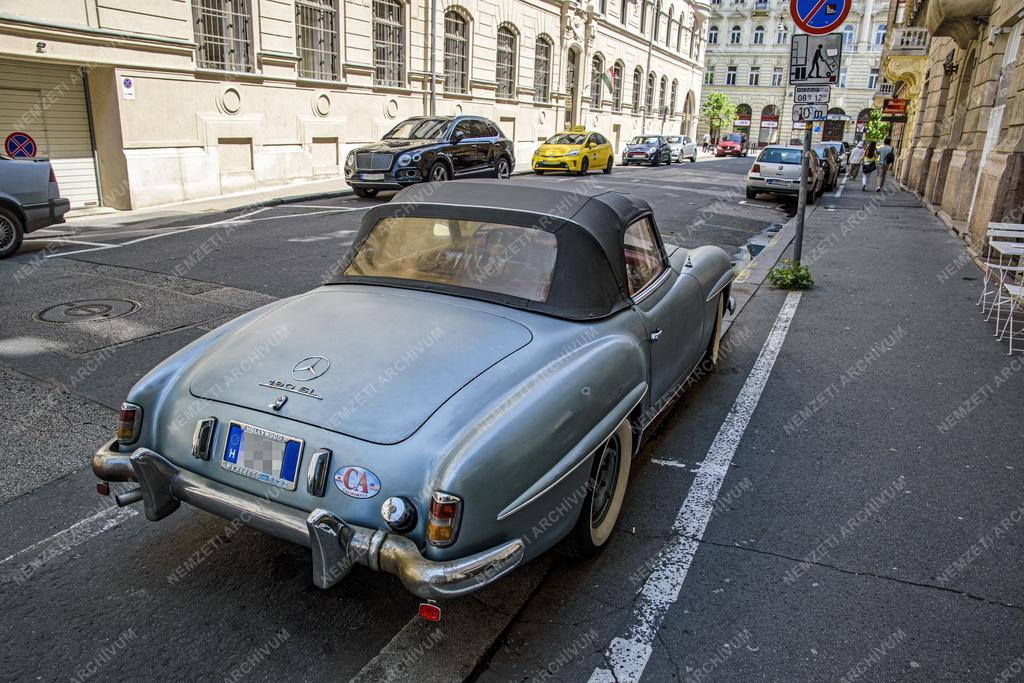 Közlekedés - Mercedes-Benz 190 SL oldtimer Budapesten