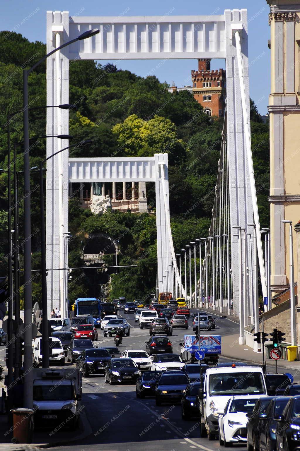 Közlekedés - Budapest - Csúcsforgalom az Erzsébet hídon