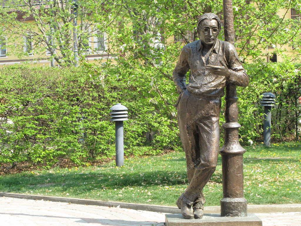 Városkép – Szabó Lőrinc bronzszobra 