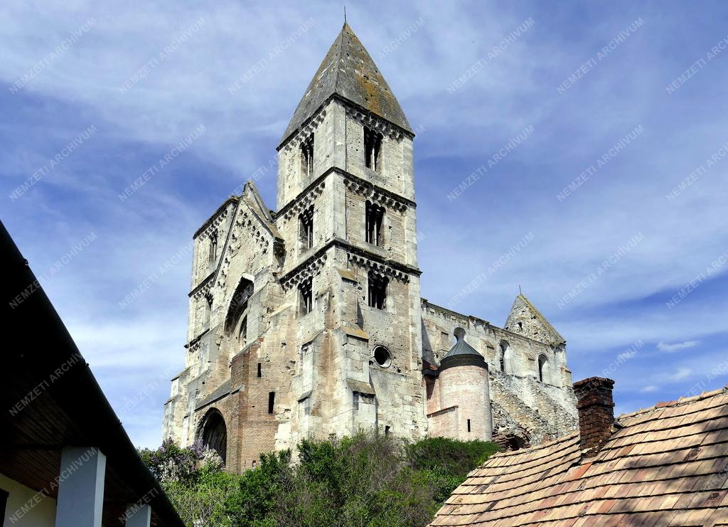 Település - Zsámbék - A premontrei bazilika és kolostor romja