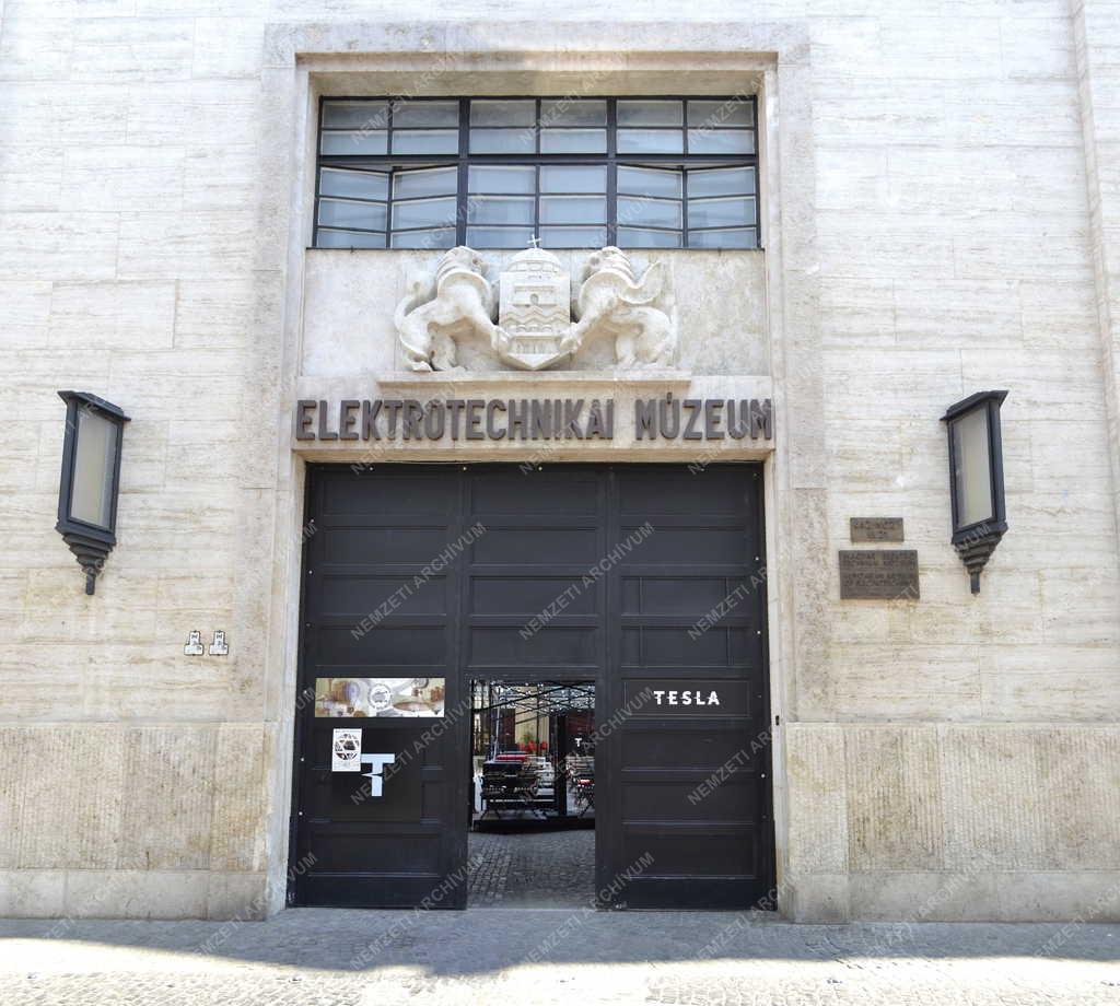 Épület - Budapest - Az Elektrotechnikai Múzeum bejárata
