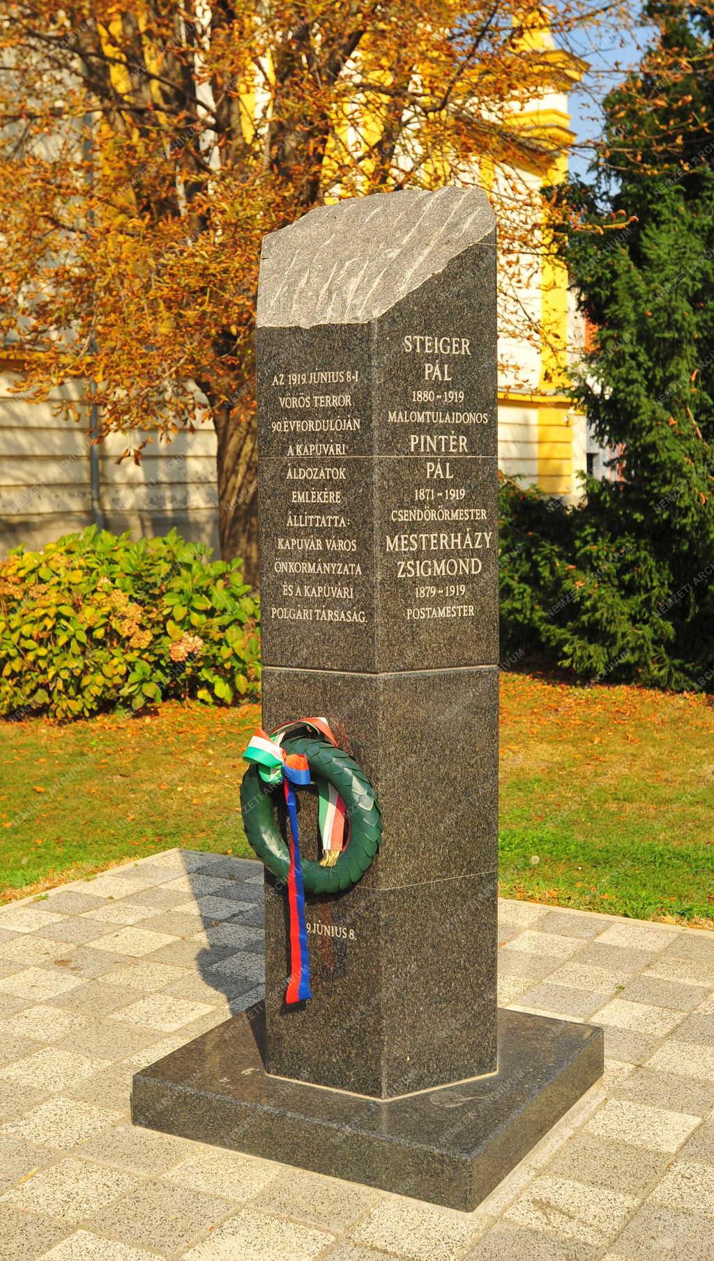 Kapuvár - Köztéri Emlákmű
