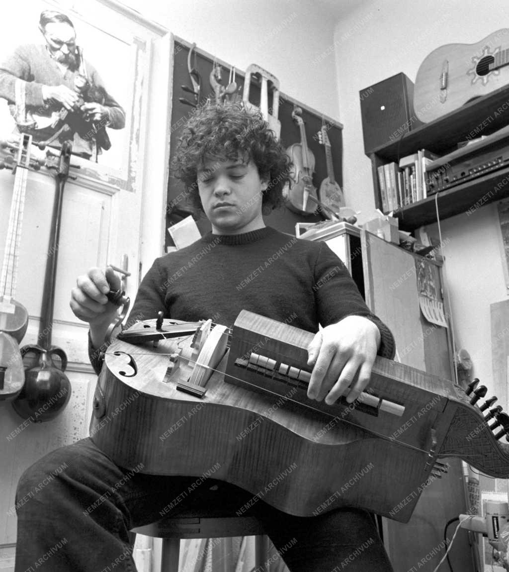 Kultúra - Mandel Róbert hangszerépítő