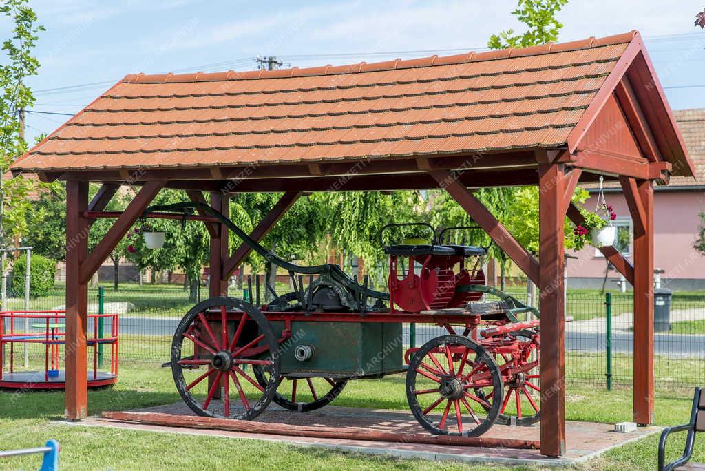Település - Kultúra - Régi tűzoltószekér Himodon