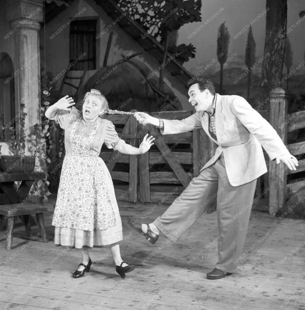 Színház - Fővárosi Operettszínház