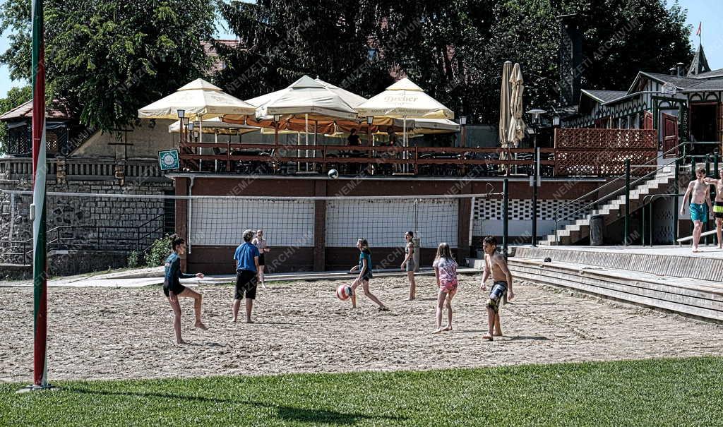 Szabadidő - Verőce - Strandröplabdázók