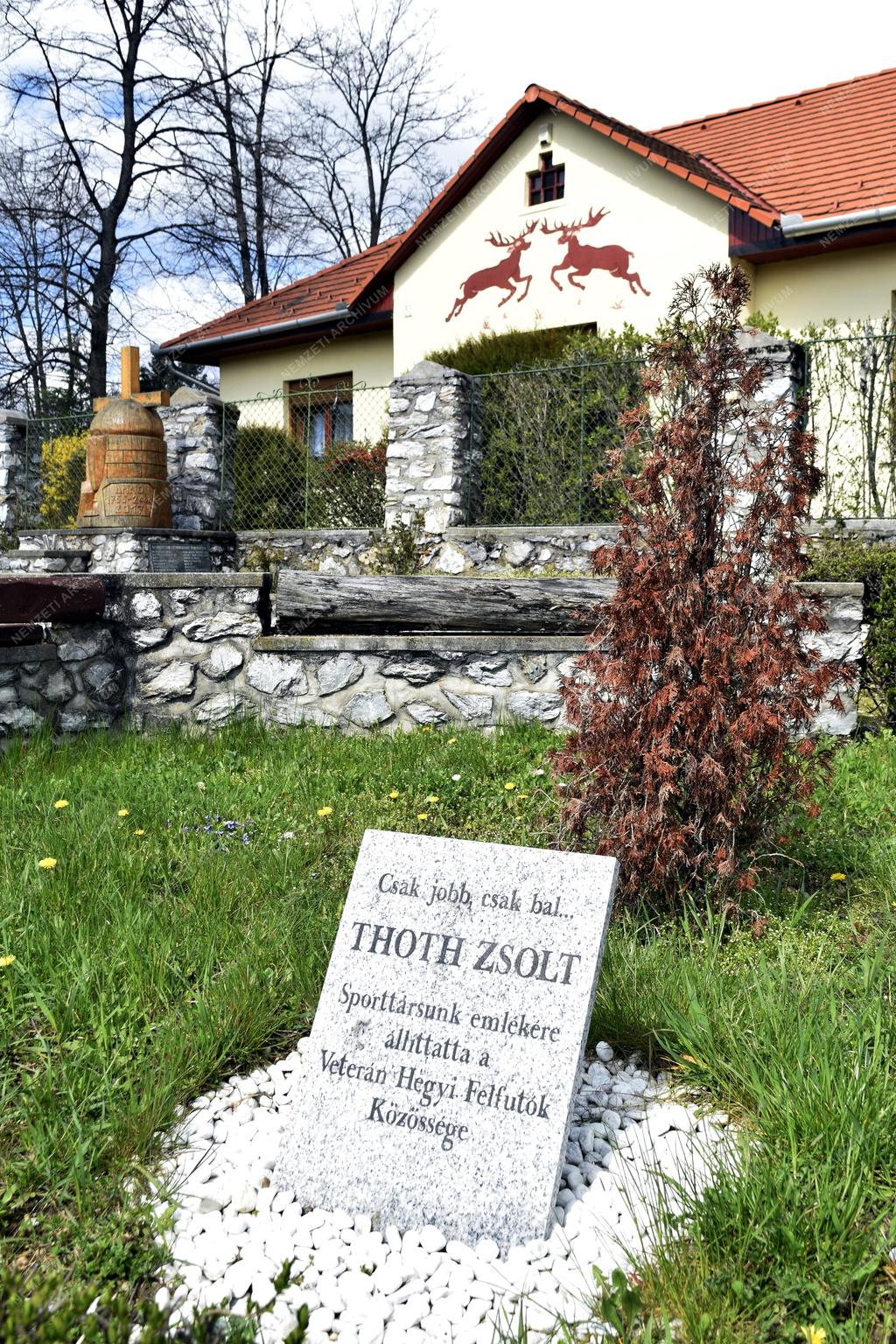Kegyelet - Tóth Zsolt autóversenyző emléktáblája Bükkszentkereszten