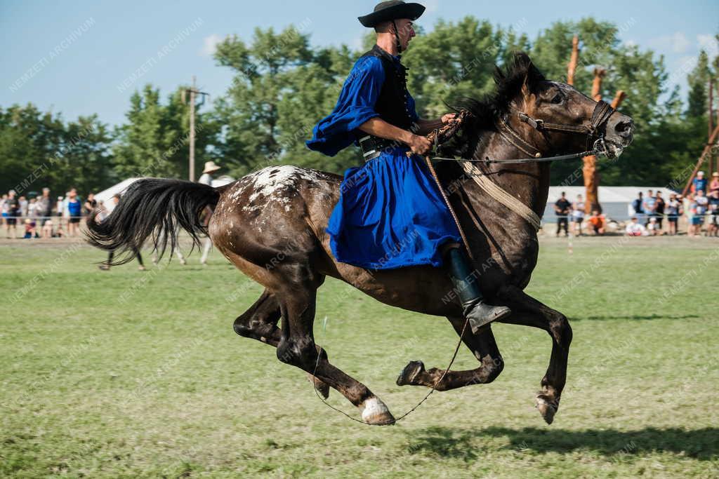 Néphagyomány - Kultúra - Ősök Napja Bugacon - Kurultaj Magyar Törzsi Gyűlés