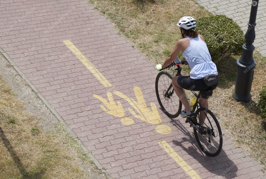 Közlekedés - Budapest - Kerékpáros