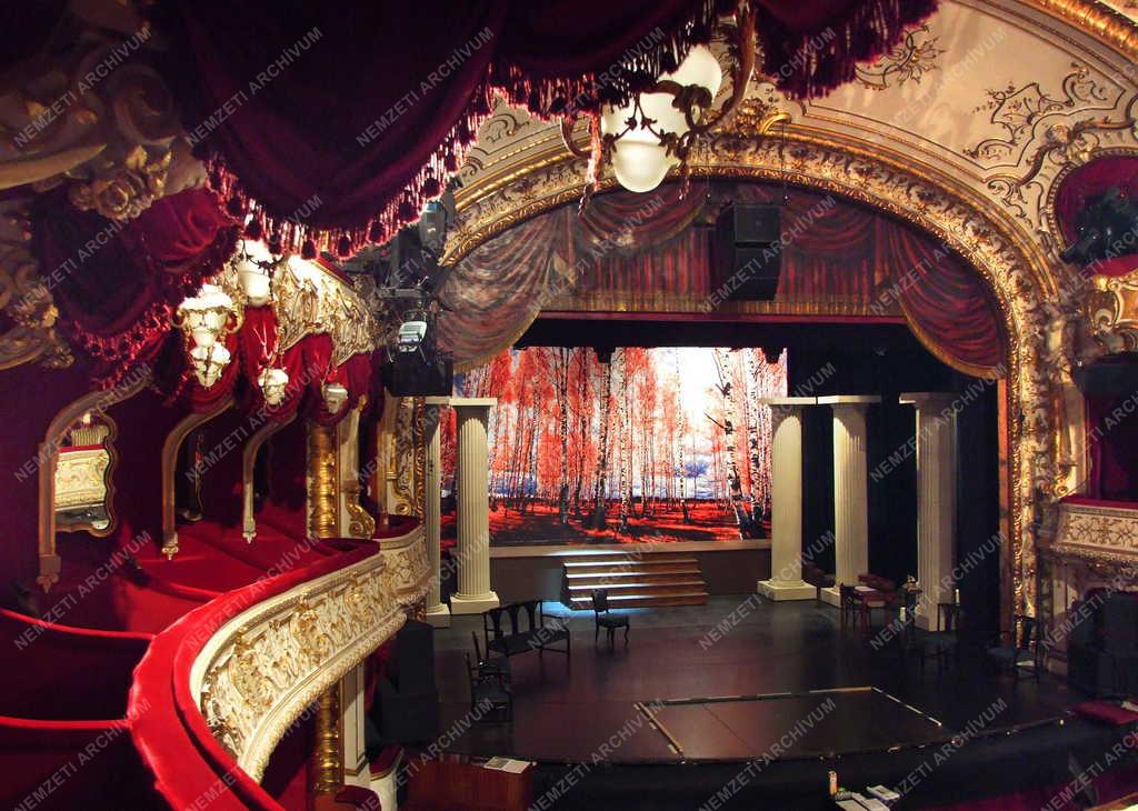 Épület - Kecskemét - A Katona József Színház nézőtere