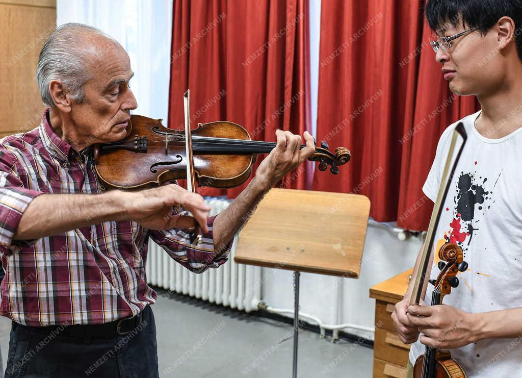 Művészet - Debrecen - A Kodály Zoltán Ifjúsági Világzenekar próbája