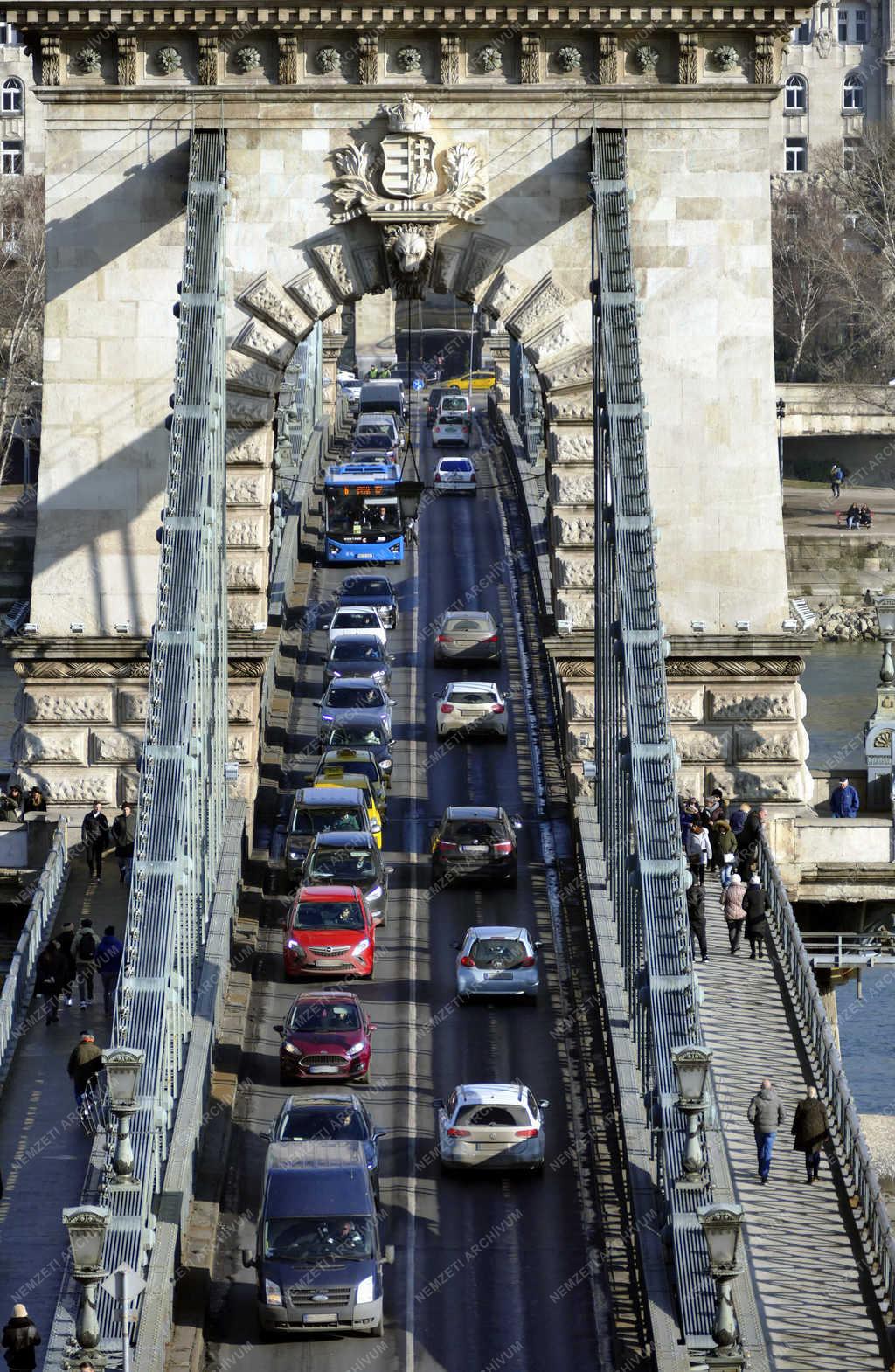 Közlekedés - Budapest - Részleges forgalom a Lánchídon