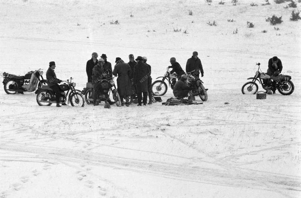 Sport - Motokrossz edzés havas pályán