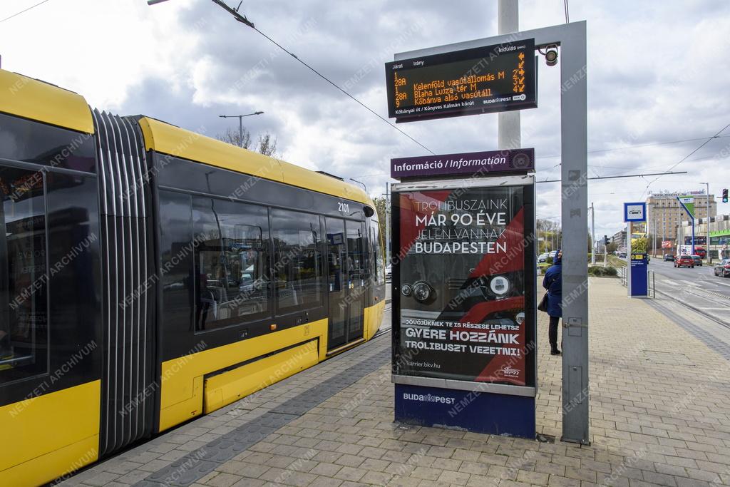 Közlekedés - Budapest - Álláshirdetés a villamosmegállóban