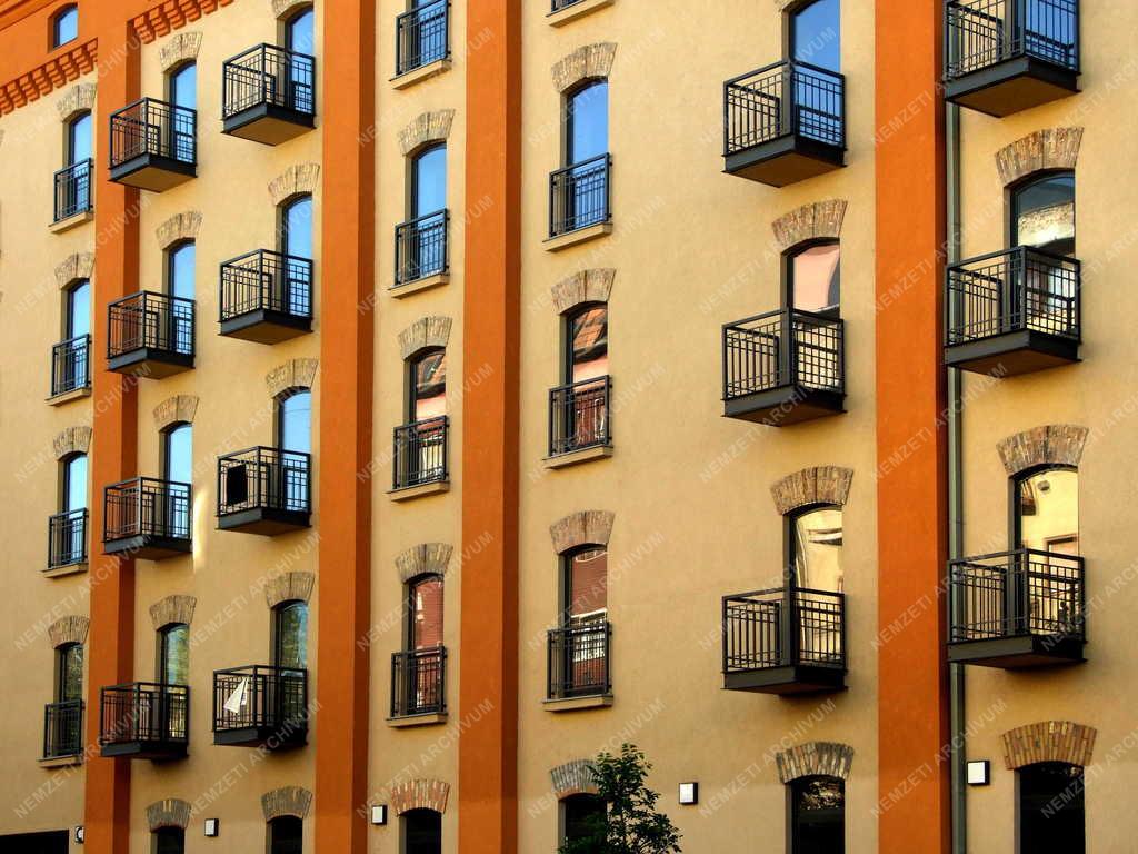 Budapest - A megfiatalított Ferencváros érdekes társas lakóház