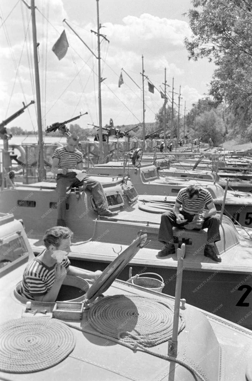 Életkép - Honvédelem - Tisztálkodó matrózok