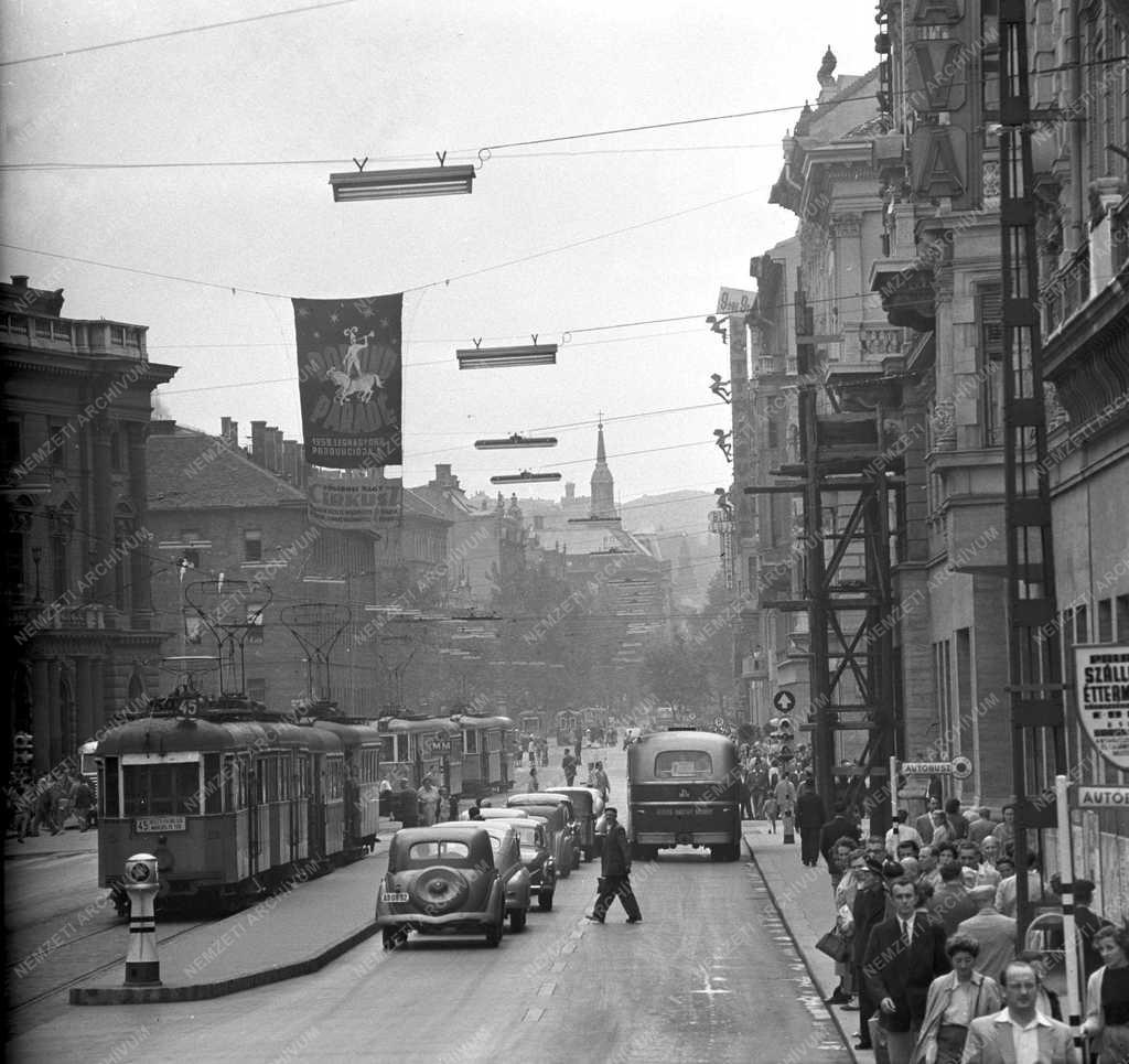 Városok - Pesti pillanatképek