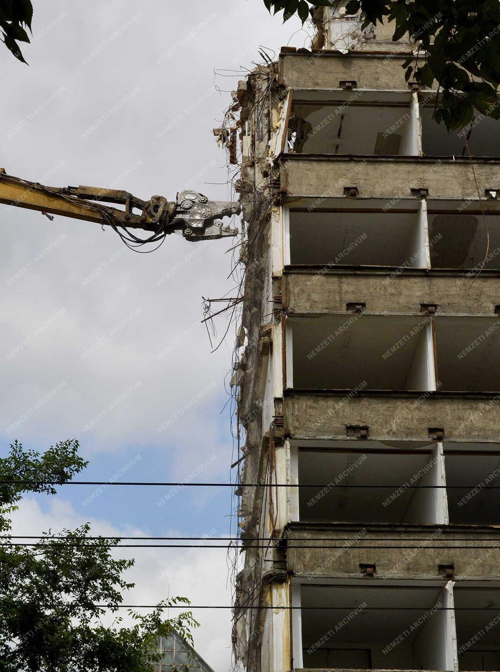 Épület - Budapest - Bontás alatt a volt Ipari Minisztérium épülete