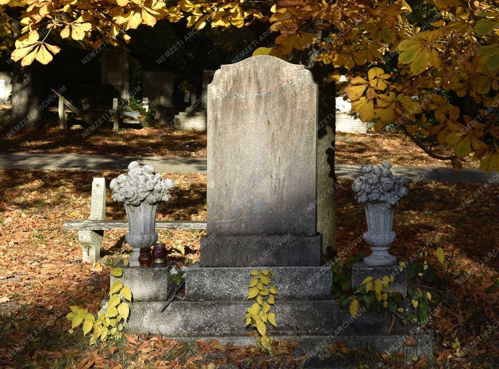 Kegyelet - Emlékezés - Mindenszentek és halottak napja előtt az Új Köztemető