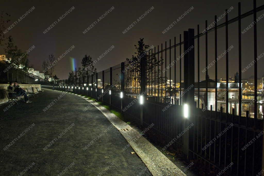 Műemlék - Budapest - A Várkert Bazár esti kivilágításban