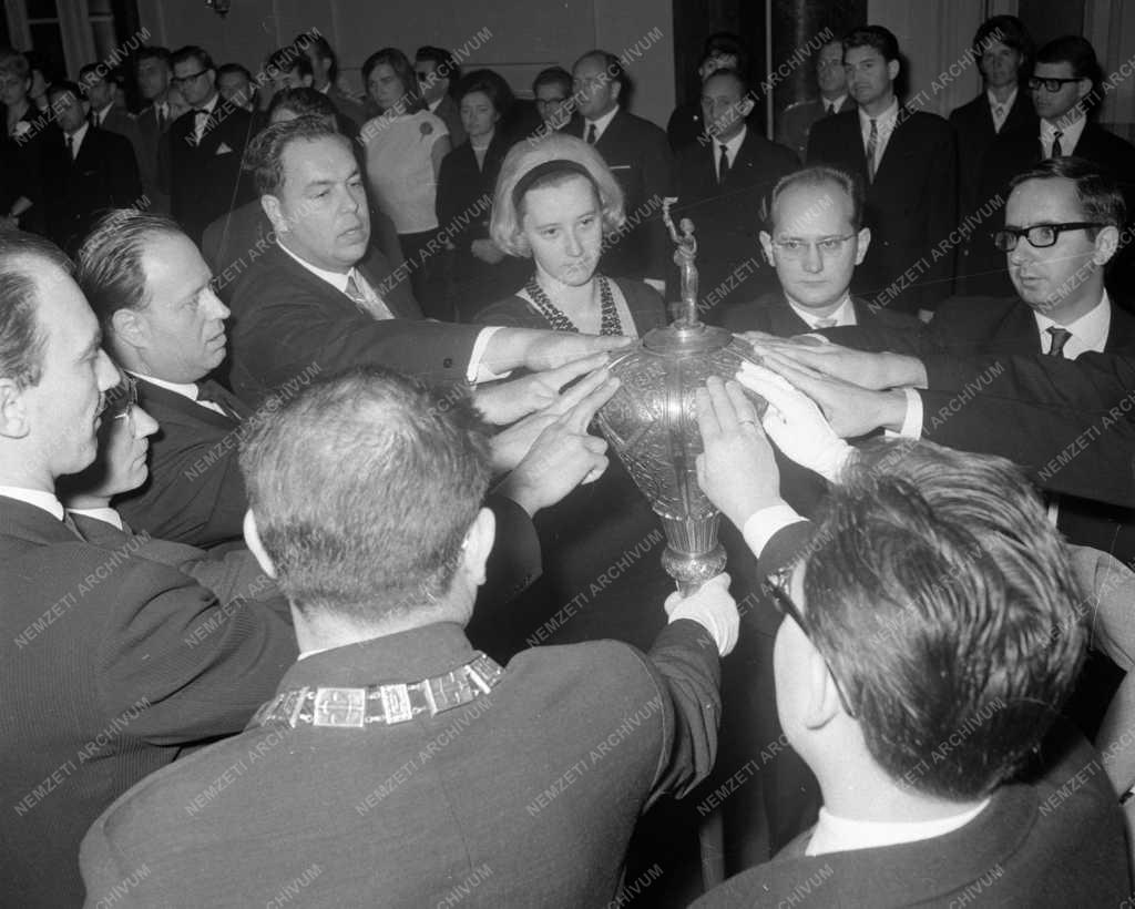 Oktatás - Doktorrá avatás az Eötvös Loránd Tudományegyetemen