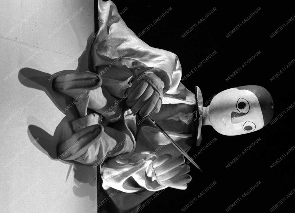 Az Állami Bábszínház Kamaraszínpadán bemutatták a „Bábuk és emberek” című játékot