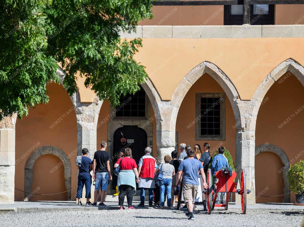 Városkép - Eger - Látogatók a várban