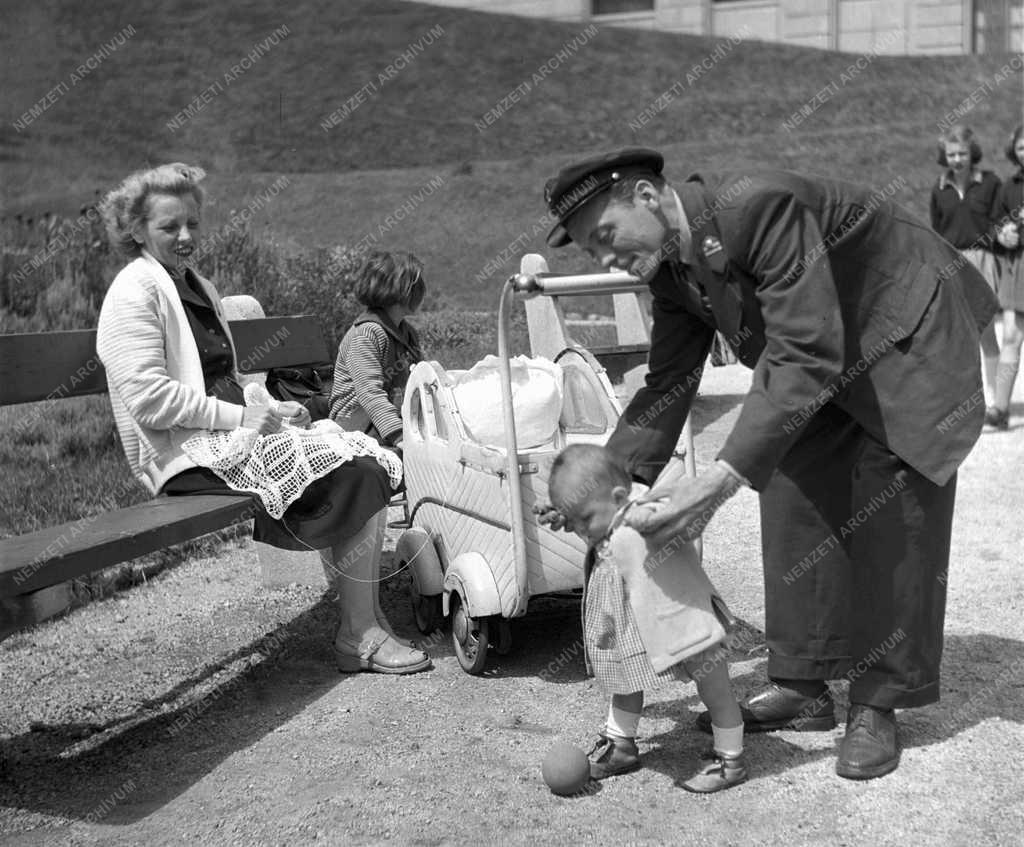 Szabadidő - Házaspár levegőzik gyermekeivel