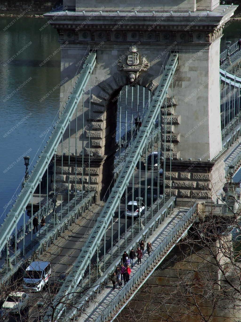 Városkép - Budapest - Gyalogosok a Lánchídon
