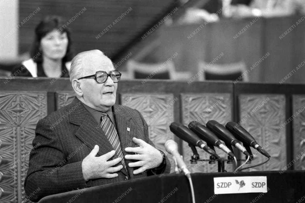 Párt - Tanácskozás - Megkezdődött az MSZDP 38. kongresszusa