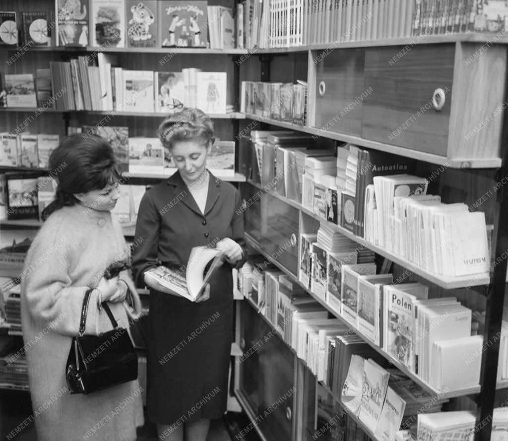 Kereskedelem - Új könyvesbolt nyílt a Párizsi udvarban 