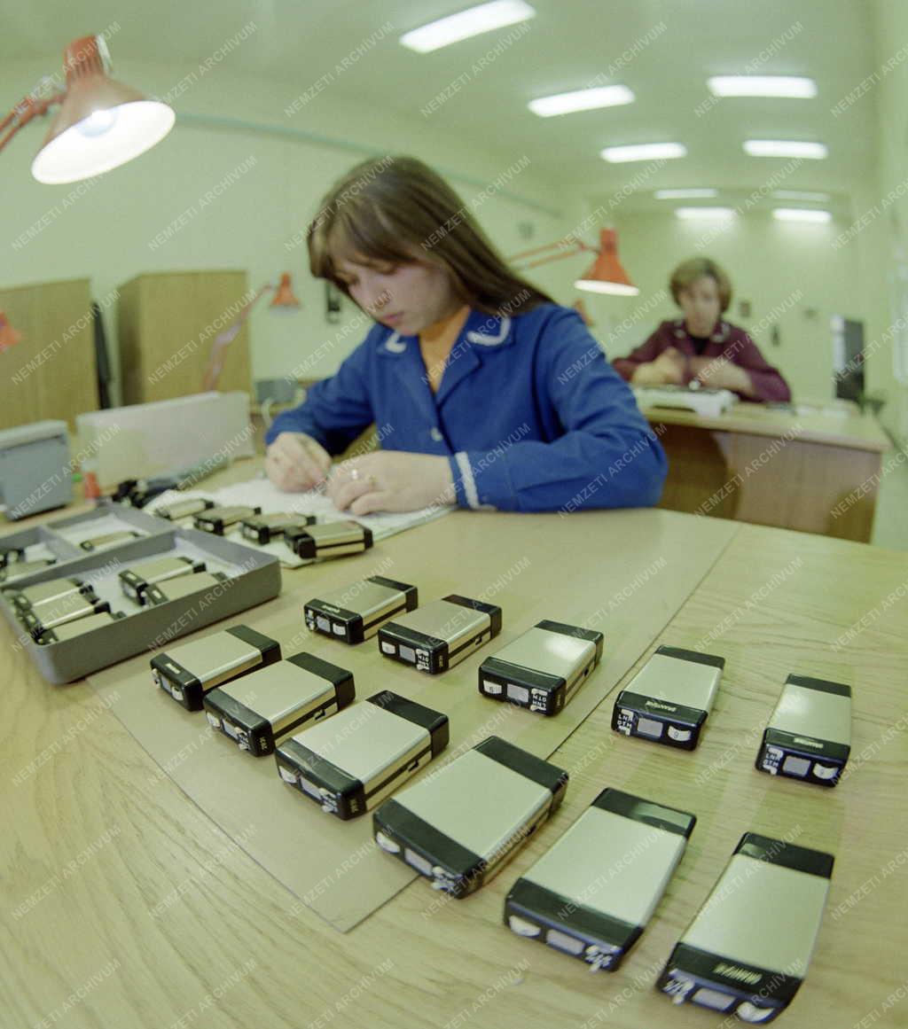 Egészségügy - Esztergomi Látszerészeti Eszközök Gyára