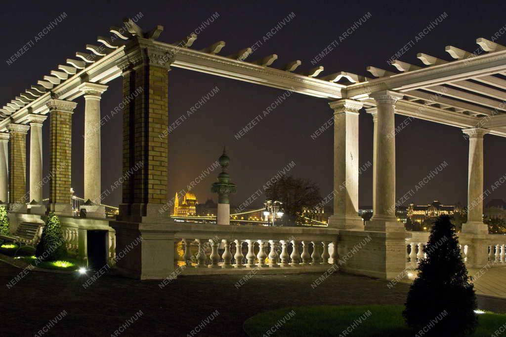 Műemlék - Budapest - A Várkert Bazár esti kivilágításban