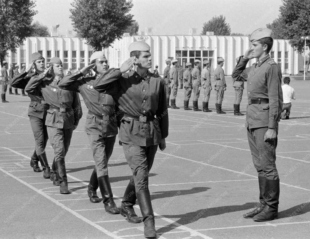 Fegyveres erők - Szovjet laktanyalátogatás