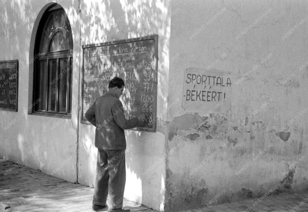 Belpolitika - Gazdaság - Termelési tábla a tanácsháza falán