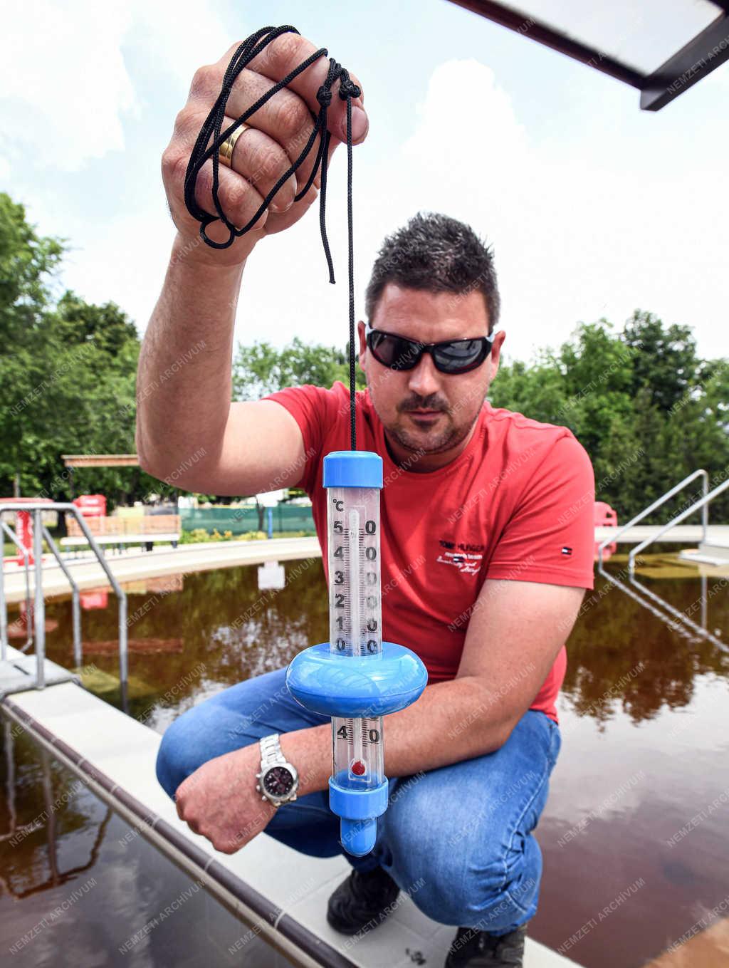 Szabadidő - Debrecen - Strand nyitás előtt
