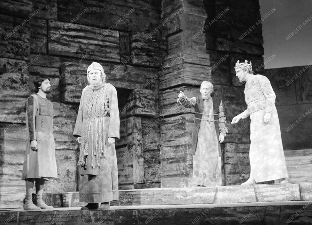 A Madách Színház november 20-án mutatja be Szophoklész: Oidipusz király című drámáját.