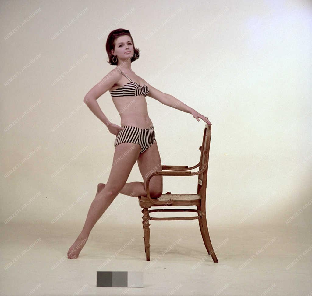 Divat - Székkel pózoló modell