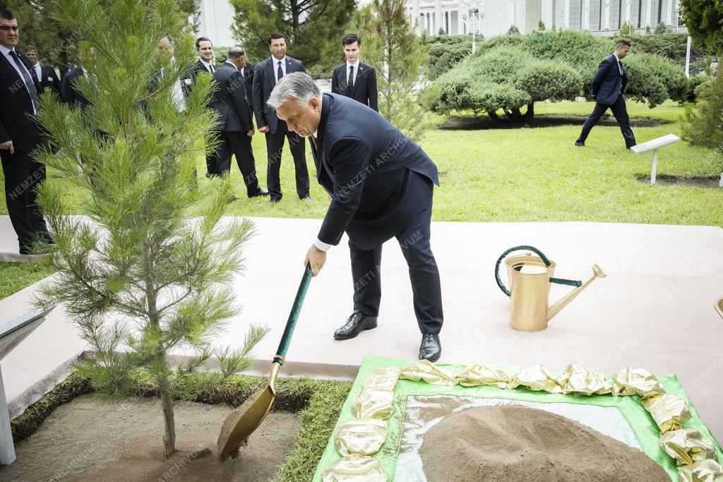 Orbán Viktor Türkmenisztánban