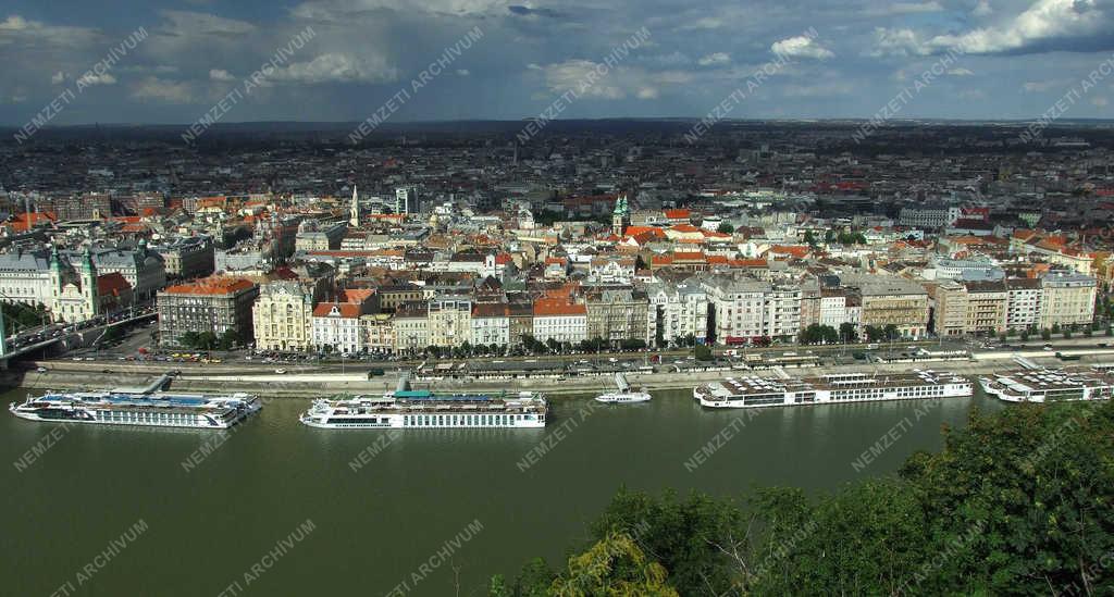 Idegenforgalom - Budapest - Külföldi üdülőhajók a fővárosban