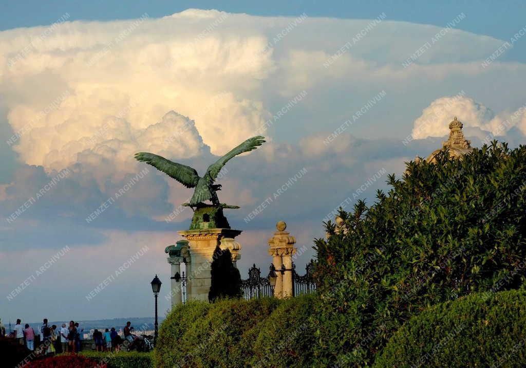 Idegenforgalom - Budapest - Turisták a Budai Várban