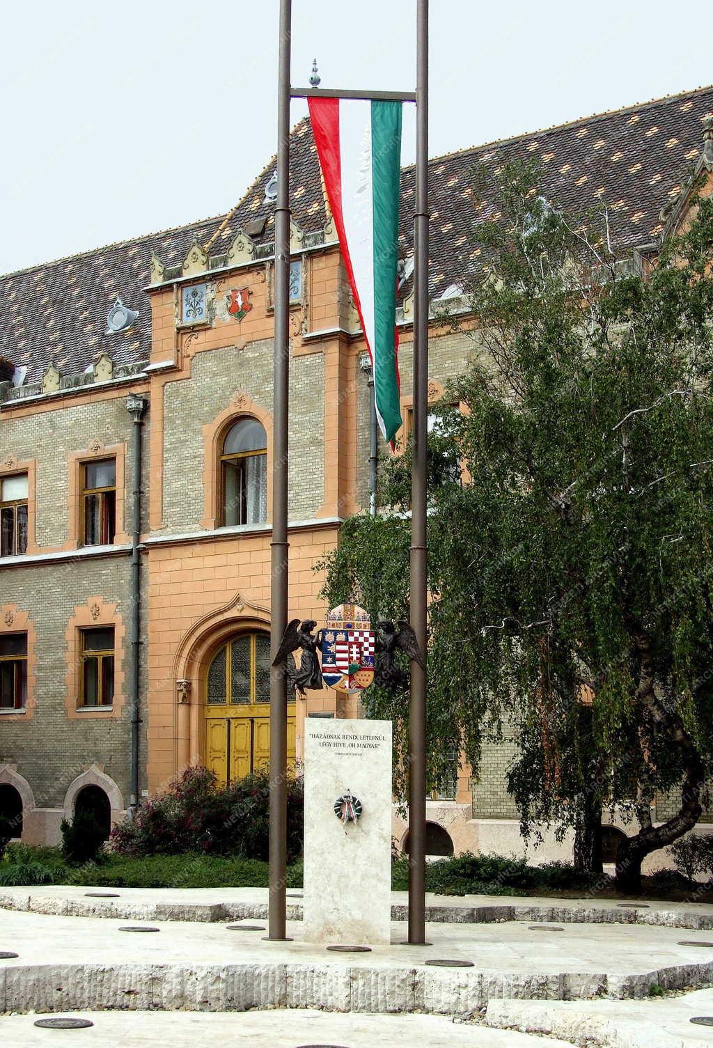 Köztéri szobor - Kecskemét - A Trianon-emlékmű