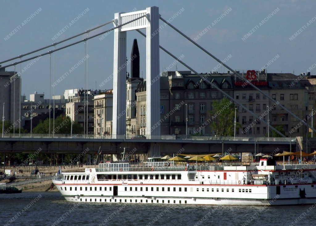 Városkép - Budapest - Idegenforgalom - Szállodahajó a Dunán