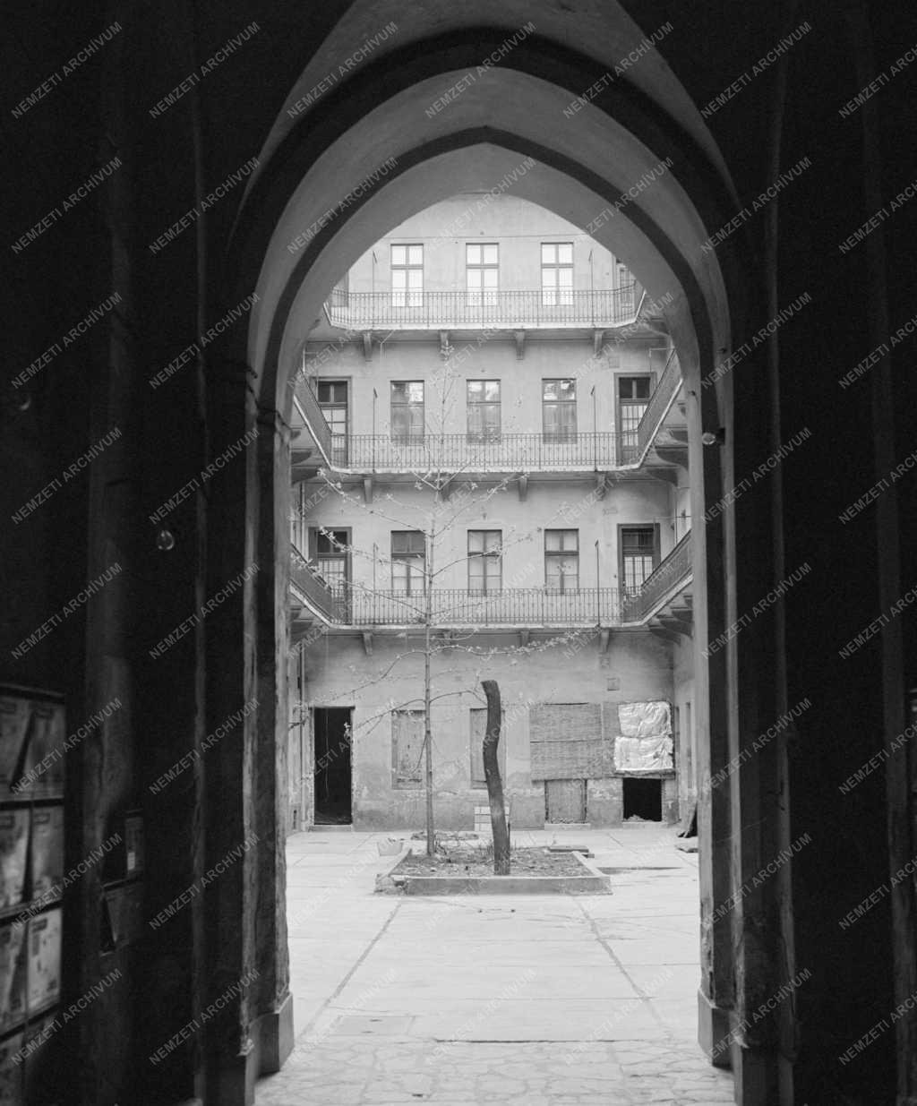 Városkép - Budapesti udvarok - Gangos bérház