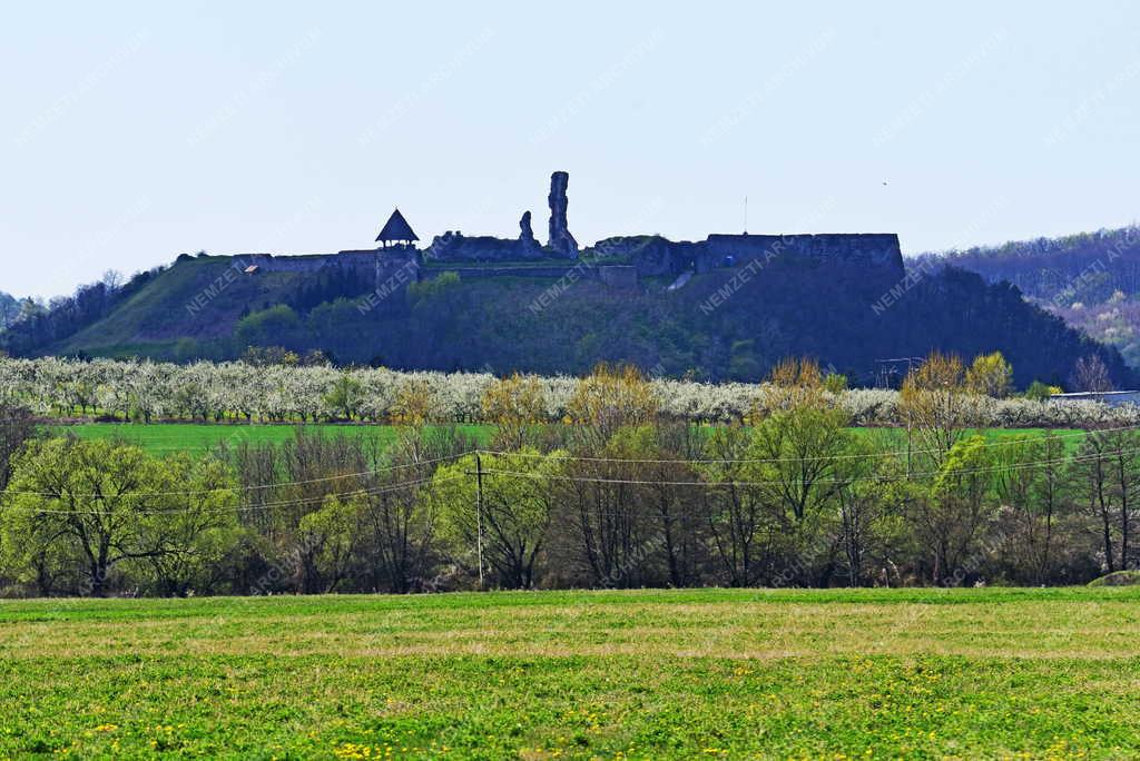 Település - Műemlék - Nógrádi vár